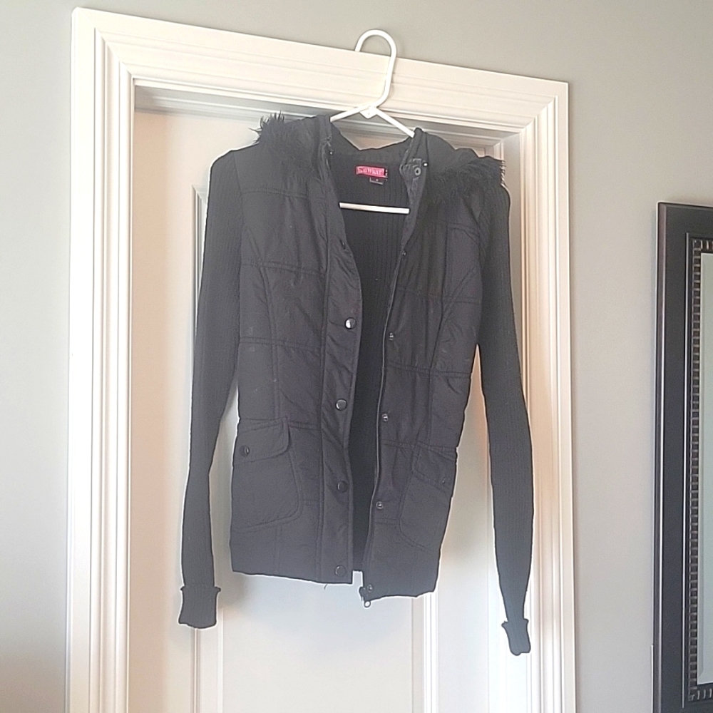 Hooded shirt jacket. Zips and buttons in the front. Size: M